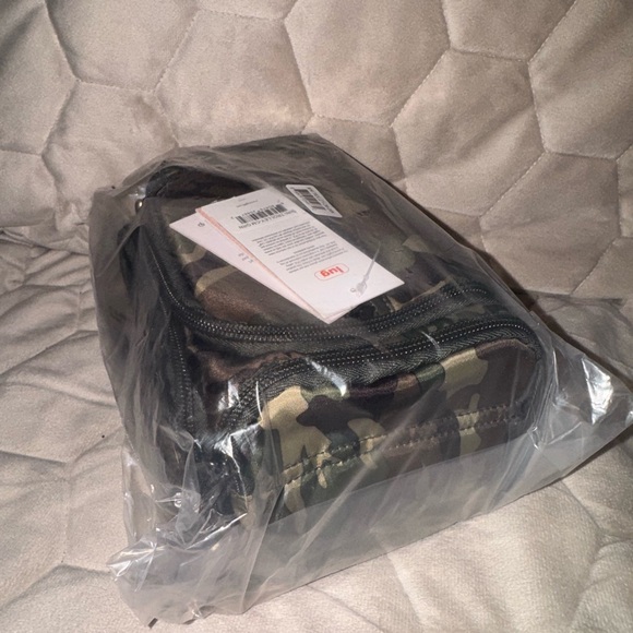 NWT still in bag, lug mini trolley cosmetic case in camo green - Picture 3 of 5